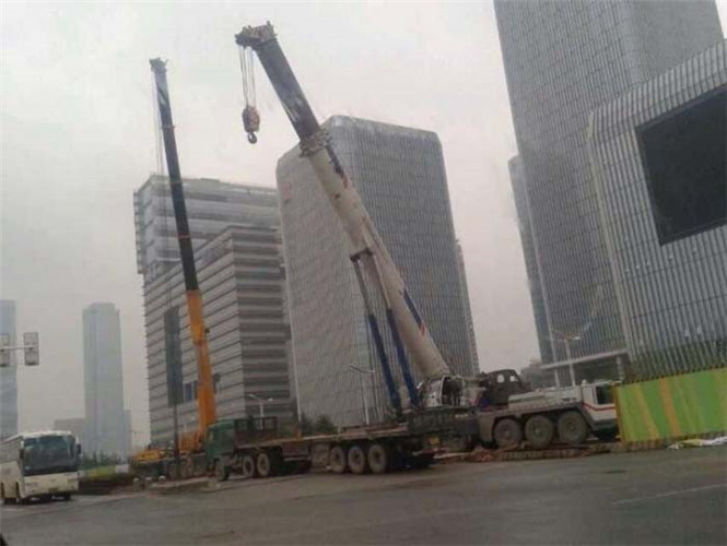 博湖县“自动找平”—— 吊车的 “平地神器” 技术